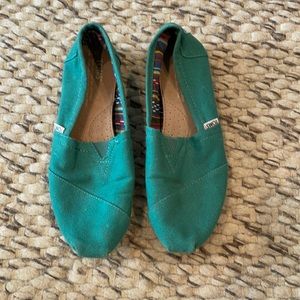 Tom’s green canvas shoes